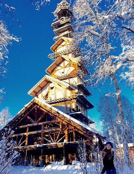 男子為看雪山在屋頂建了12棟“房子”