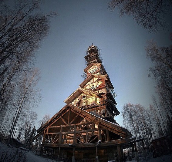 男子為看雪山在屋頂建了12棟“房子”