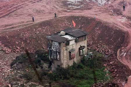 2009年2月4日，重慶市渝中區(qū)化龍橋，工地周圍平地處凸現(xiàn)“孤島”釘子戶。